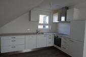 Bild 1 - Helle 3 ½-Zimmer-Dachgeschoss-Wohnung mit Einbauküche, Balkon und PKW-Stellplatz