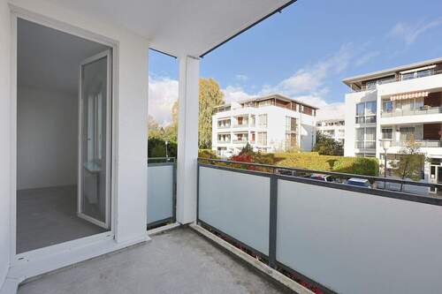 Fenstertüren aus beiden Zimmern führen auf den Balkon - 2 Zimmer Etagenwohnung zum Kaufen in Hamburg