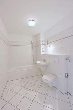 Modernes Bad weiß gefliest - 