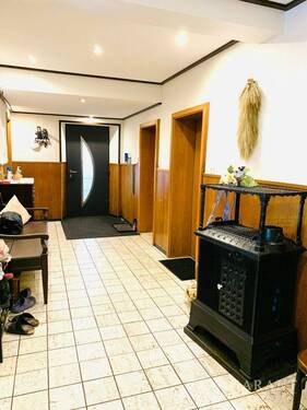 Flur Zugang zu den Wohnungen - 1 Zimmer Mehrfamilienhaus, Wohnhaus zum Kaufen in Adelmannsfelden