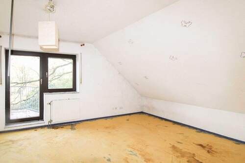 19) Schlafzimmer mit Zugang zum Balkon im Dachgeschoss - 