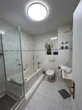 Bad mit Echtglasdusche - 