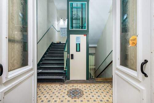 Aufzug_Treppenhaus - 2 Zimmer Etagenwohnung zum Kaufen in Hamburg Sankt Georg