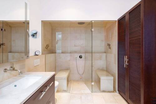 Bad mit Regendusche - 