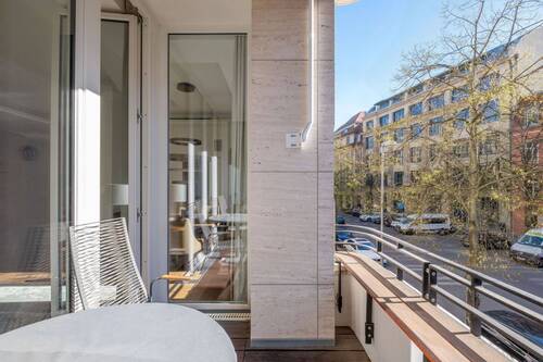 Loggia mit Südausrichtung - 7 Zimmer Etagenwohnung in Berlin-Mitte