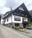 Südansicht 2-Fam.-Wohnhaus mit Anbau Einfamilienwh - Oberkirch-Ringelbach: 2-Familienwohnhaus mit 149 m² Wfl. u. Garagen sowie renovierungsbedürftiges Einfamilienwohnhaus...