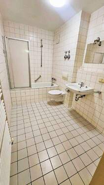 Bad mit Wanne - 