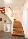 Schöne, offene Holztreppe im Haus - 