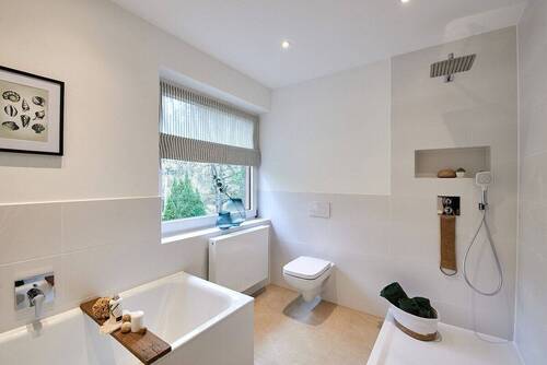 Vollbad mit Dusche im 1. Obergeschoss - 