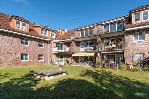 Innenhof mit Blick auf das gepflegte Wohnhaus - 