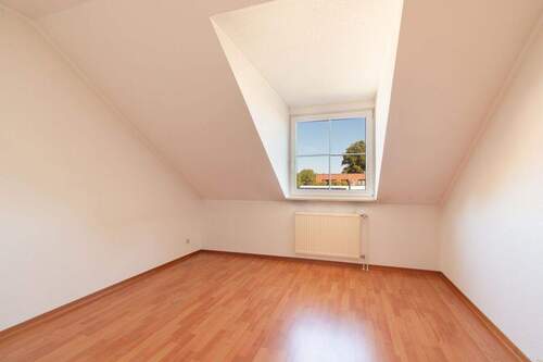 Stilvoller Schlafbereich mit hellem Fensterplatz - 