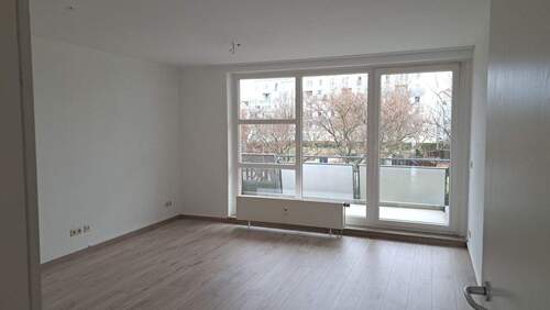 Wohnzimmer mit großem Balkon - 2 Zimmer Etagenwohnung in Leipzig