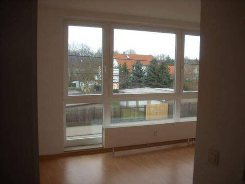 Große Fensterfront im Schlafzimmer - Etagenwohnung mit 58,40 m&sup2; in Leipzig zum Kaufen