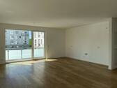 Wohnzimmer mit offener Küche - Etagenwohnung mit 113,90 m&sup2; in Zöllnitz zur Miete