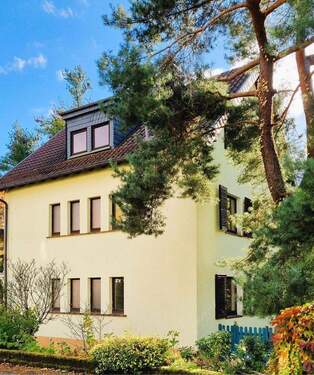 Haus von vorne mit Kiefer - 1 Zimmer Einfamilienhaus in Kronberg im Taunus