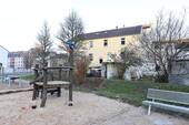 Spielplatz hinter dem Haus - 