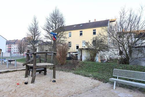 Spielplatz hinter dem Haus - 