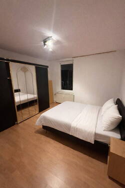 Schlafzimmer m. Kleiderschrank - 