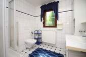 13_Badezimmer_rechtes Haus - 