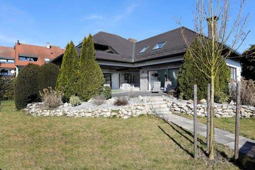 34_Aussenaufnahme_01 - Besonderheit! Rarität! Walmdachhaus und Bungalow in Landshut-West