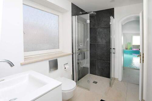 WC Dusche Durchgang Schwimmhalle Haus 1 - 