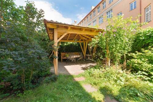 Gartenbereich mit überdachter Pergola - 