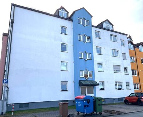 Außenansicht Gebäude - Stellplatz vor der Haustüre - 