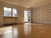 Wohnzimmer mit Zugang zum Balkon - 3 Zimmer Etagenwohnung in Bamberg