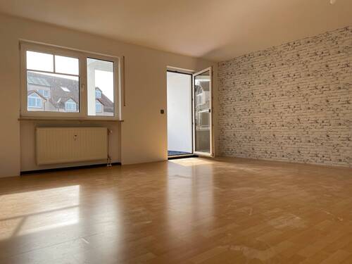 Wohnzimmer mit Zugang zum Balkon - 3 Zimmer Etagenwohnung in Bamberg