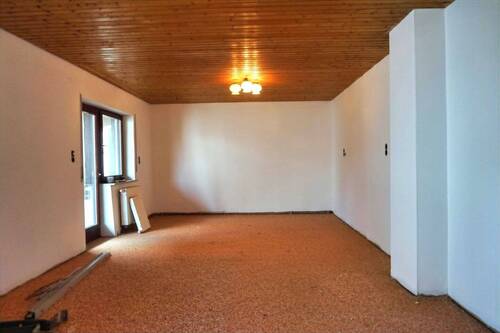 Wohnzimmer mit Balkon - Einfamilienhaus mit 100,00 m² in Sondheim zum Kaufen