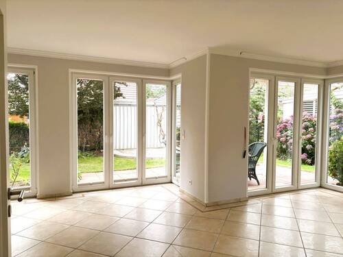 Wohn- Esszimmer mit Durchgang zur Terrasse - 