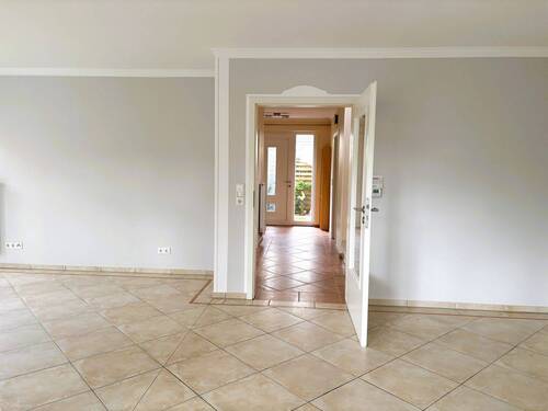 Wohnzimmer mit Blick in den Flur - 