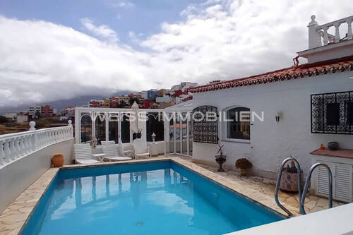 Der Pool mit Perspektive zum Haus und zur Dachterrasse - 