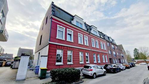 Straßenansicht - Altbaucharme & Entwicklungspotenzial - Dreifamilienhaus mit freier Einheit