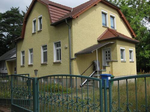 Straßenansicht! - Freistehendes Einfamilienhaus mit großen Grundstück!