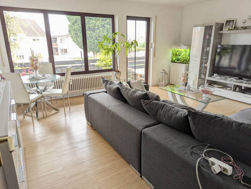 Wohnzimmer - Großzügige und gepflegte 2 Zimmer-Wohnung mit Balkon in einem 4-Familienhaus in Eitensheim