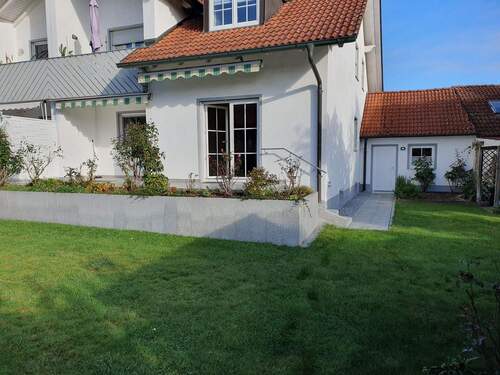 Großer, eigener Garten. - Sehr gepflegte 3-Zimmer-Wohnung mit Terrasse und herrlichem Garten