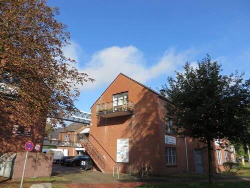 Gebäude mit Einfahrt - 