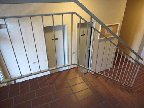 Treppenhaus mit WC-Anlagen - 