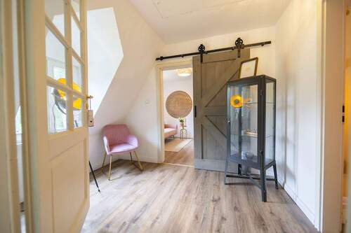 Heller Flur mit moderner Gestaltung - 