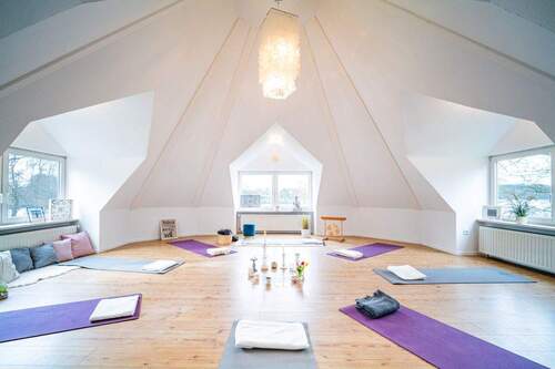 Offener Wohnraum mit Platz für Yoga und Ruhe - 