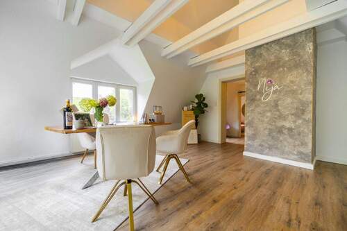 Moderner Arbeitsplatz mit offenem und klarem Desig - 