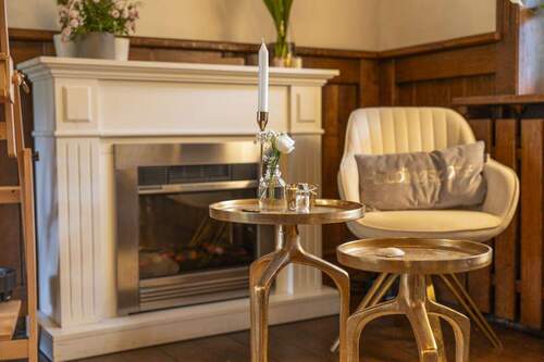 Stilvoller Dekokamin im Innenraum - 