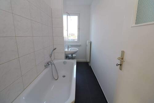 Bad mit Wanne - 2 Zimmer Etagenwohnung in Freiberg