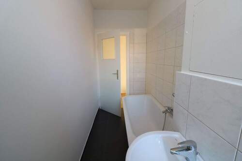 Bad mit Wanne - Etagenwohnung mit 51,30 m&sup2; in Freiberg zur Miete