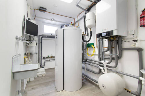 Moderner Heizungskeller mit Hebeanlage im Vorderhaus - 