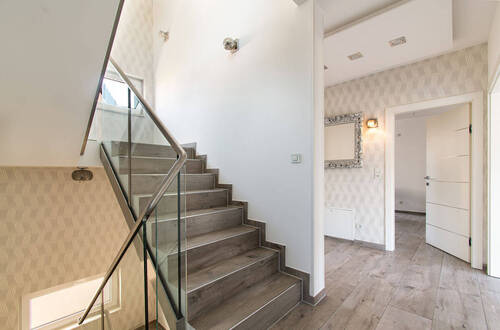 Heller Eingangsbereich des Vorderhauses - 1 Zimmer Mehrfamilienhaus, Wohnhaus in Hamburg