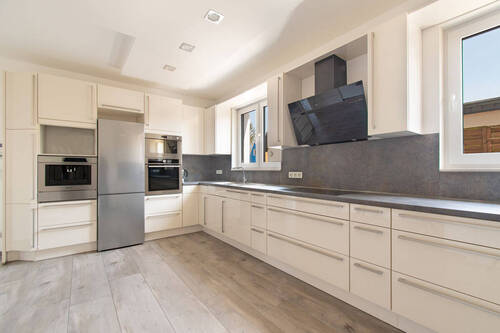 Geräumige und moderne Küche im Vorderhaus - Mehrfamilienhaus, Wohnhaus mit 456,00 m&sup2; in Hamburg zum Kaufen