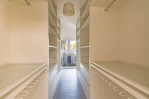 Begehbarer Kleiderschrank mit viel Platz im Vorderhaus - 