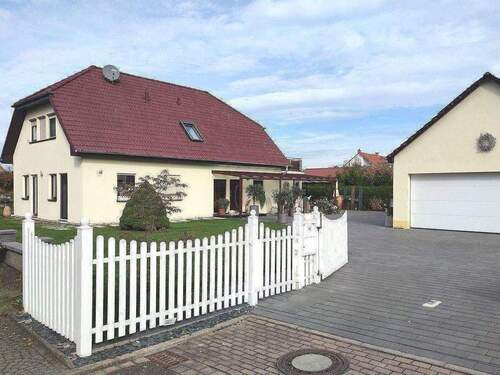 Ansicht mit Garage - 